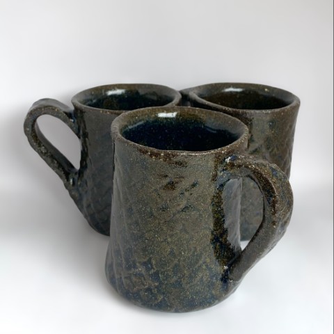 Taza pasta negra escamas. Esmalte azul cobalto